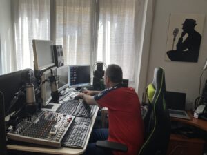 Foto RADIO consolle Gerry di spalle